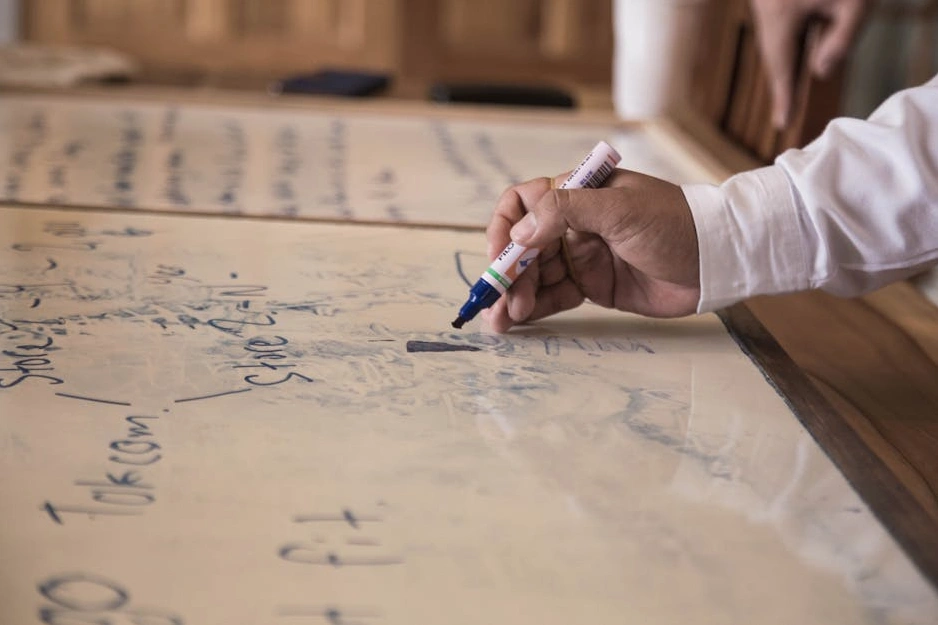 Professionista che pianifica strategie logistiche su una lavagna